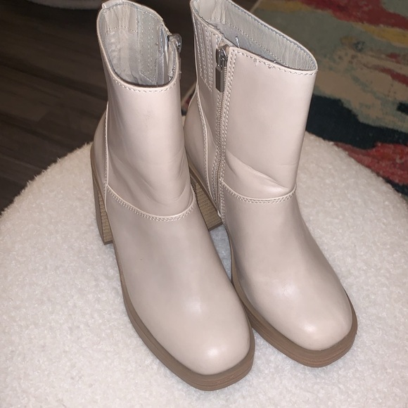Universal Thread Jenna Platform Cream Boots - Picture 3 of 6